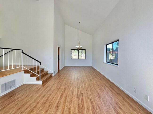 Building Photo - 768 Rose Dr