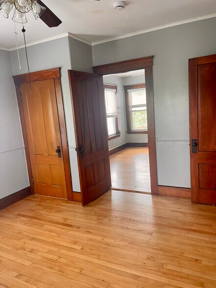 Building Photo - 348 Rollstone St