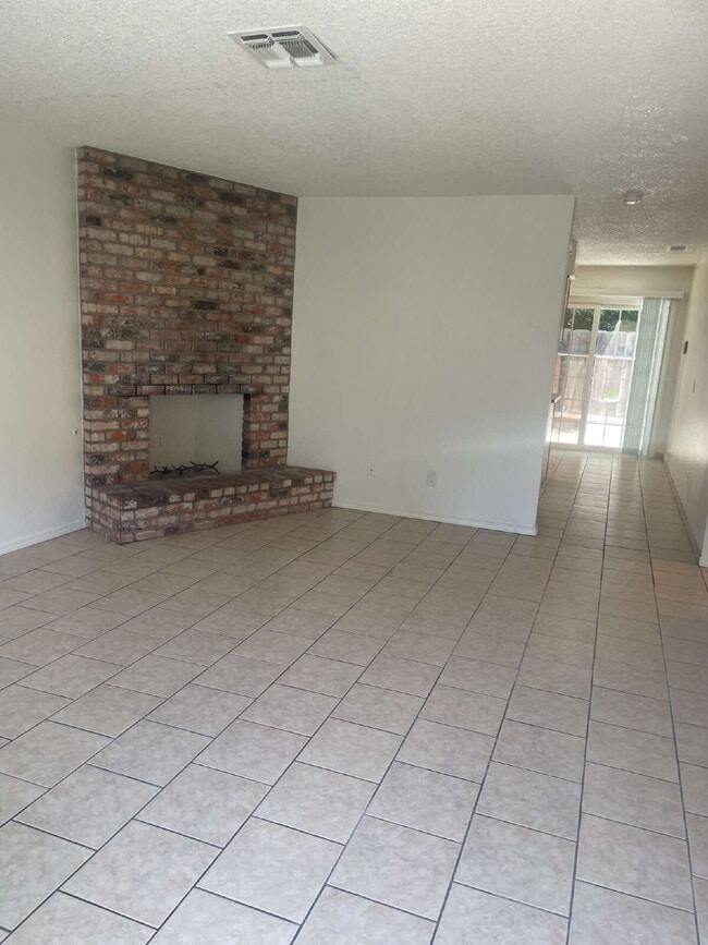 Building Photo - Cozy 2 Bedroom Apartment in N Merced