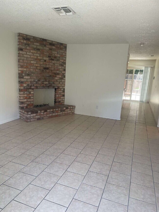 Building Photo - Move in Special! "$200 of 1st months rent"  Cozy 2 Bedroom Apartment in N Merced