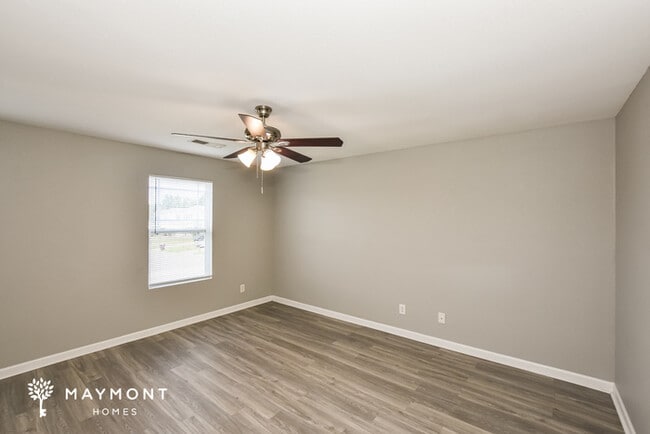 Building Photo - Spacious Two Story Home