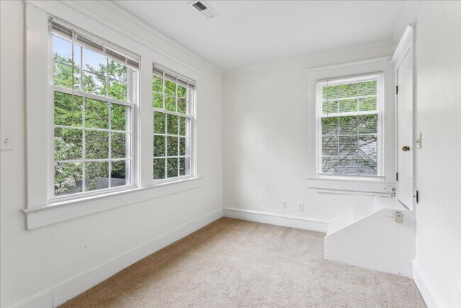 Building Photo - 44 Rivermont Dr