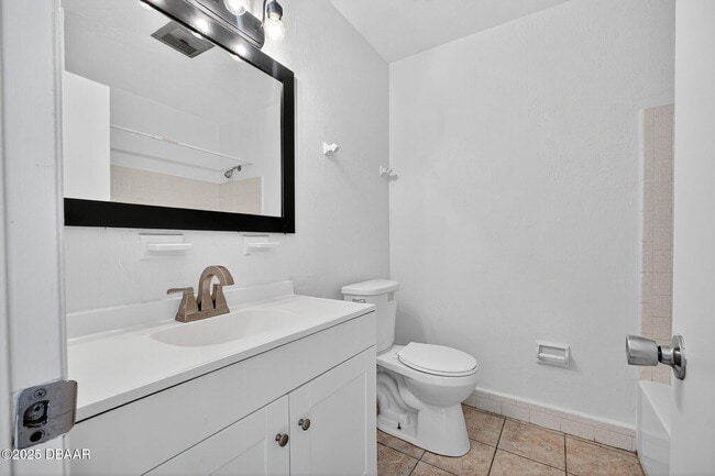 Building Photo - 2417 N Oleander Ave