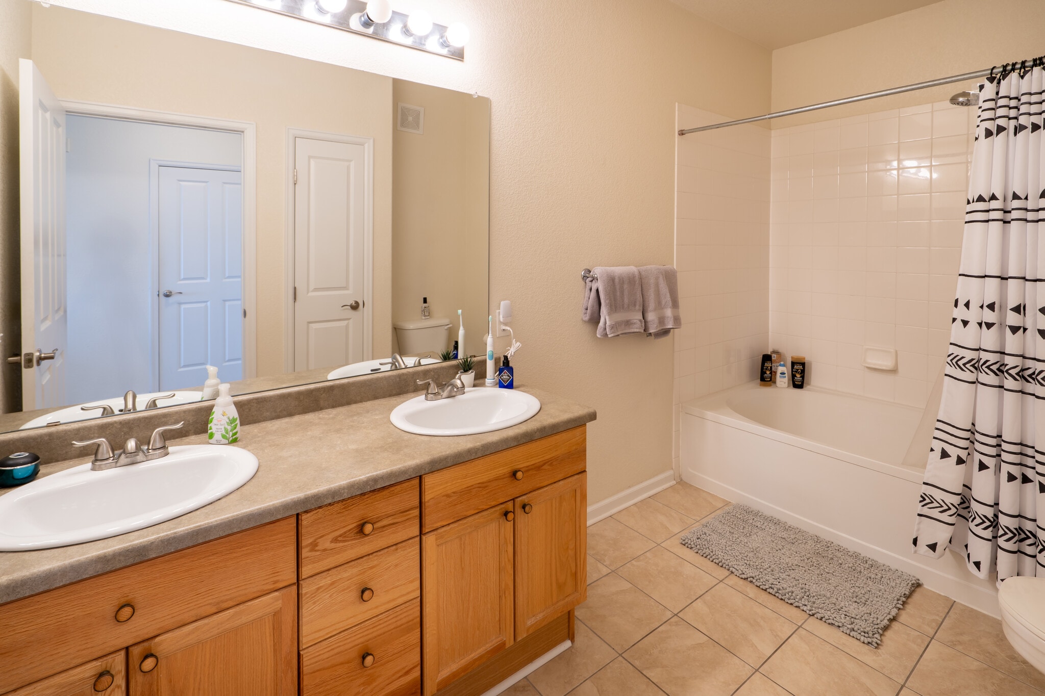 Dual sinks and an oval tub - 8445 S Holland Way