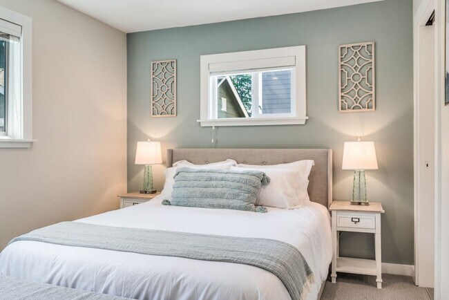 Building Photo - 6404 47th Ave SW