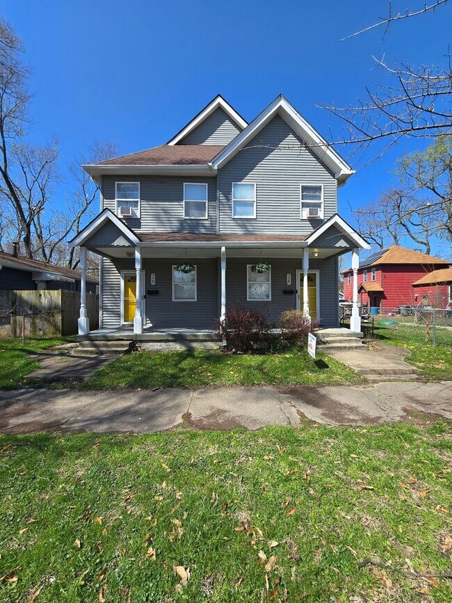 Building Photo - Three Bedroom Duplex located Near Washingt...