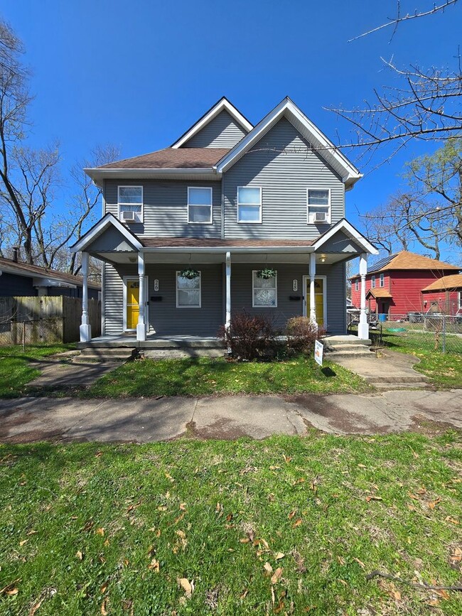 Primary Photo - Three Bedroom Duplex located Near Washingt...