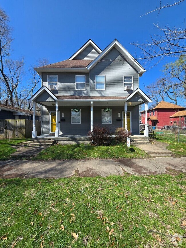 Building Photo - Three Bedroom Duplex located Near Washingt...