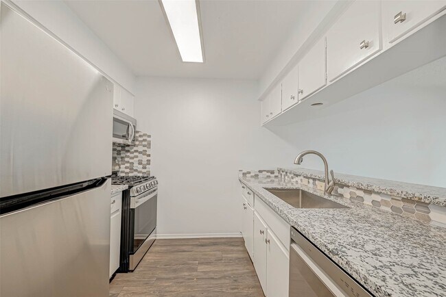 Building Photo - 1110 W Tri Oaks Ln