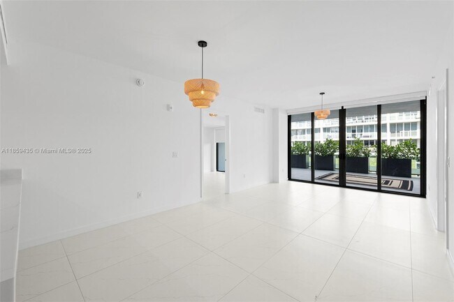 Building Photo - 9901 W Bay Harbor Dr