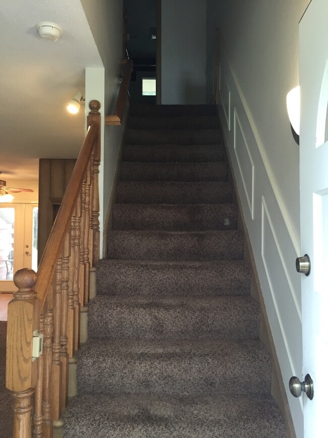 Building Photo - Gorgeous 2 Bedroom, 1.25 Bath Townhouse near UIHC