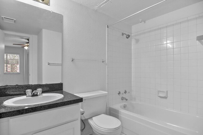 Building Photo - Beautiful Gated Townhome Great Location