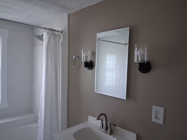 Building Photo - Charming Spacious Double