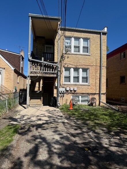 Building Photo - 8650 Trumbull Ave