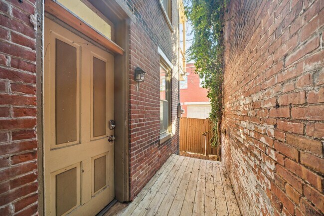 Building Photo - Spacious 4 Bedroom on Cumberland St