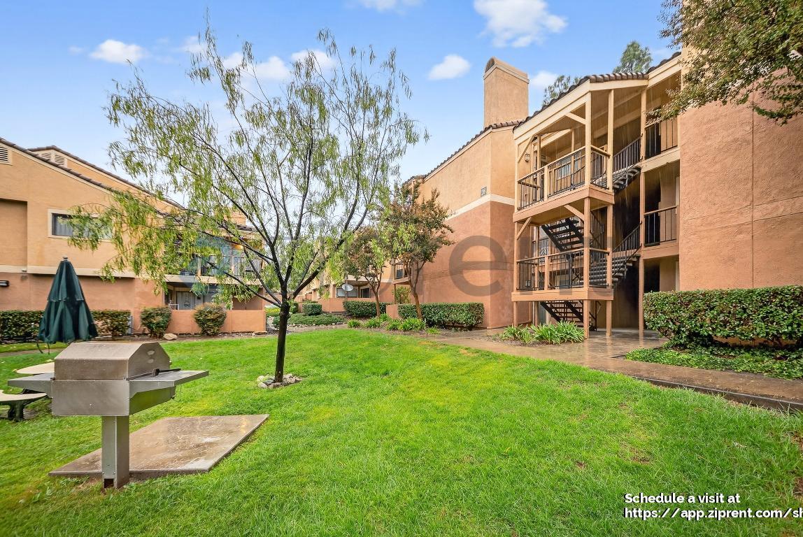 Building Photo - 10655 Lemon Ave