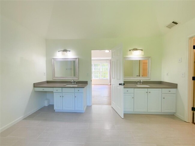 Building Photo - 3730 Longlake Dr