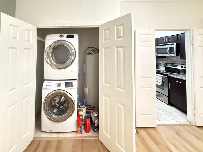 Building Photo - 2255 Braeswood Park Dr