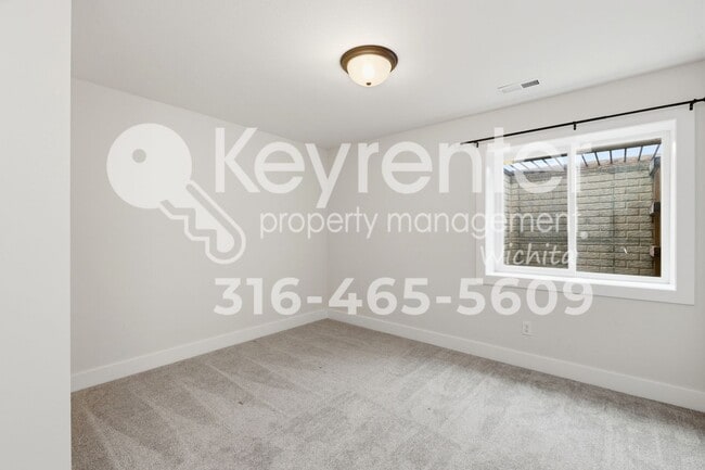 Building Photo - Beautiful 5 bedroom home near highways and schools!