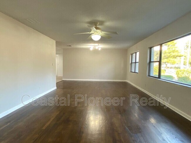 Building Photo - 1612 E 33rd Ave