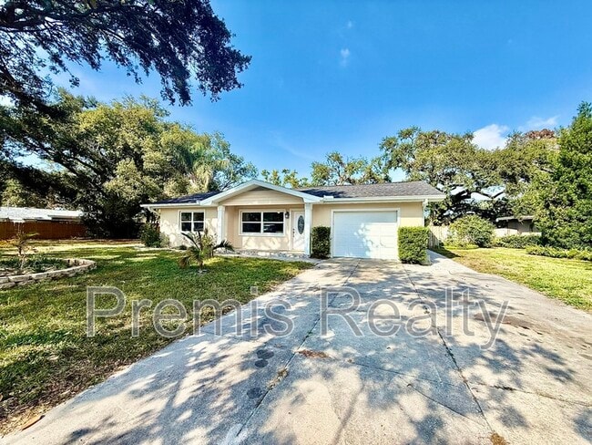 Building Photo - 2014 Pinehurst Dr