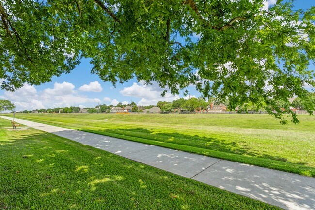 Building Photo - 2015 Braesmeadow Ln