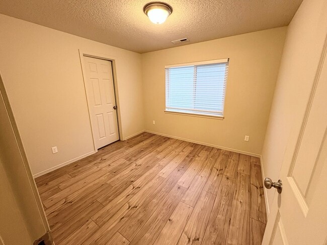 Building Photo - ONE MONTH FREE OF RENT!! Well Maintained, High Ceilings, Bonus Room, Great Location!