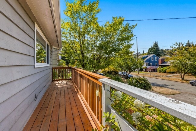 Building Photo - 3616 33rd Ave W