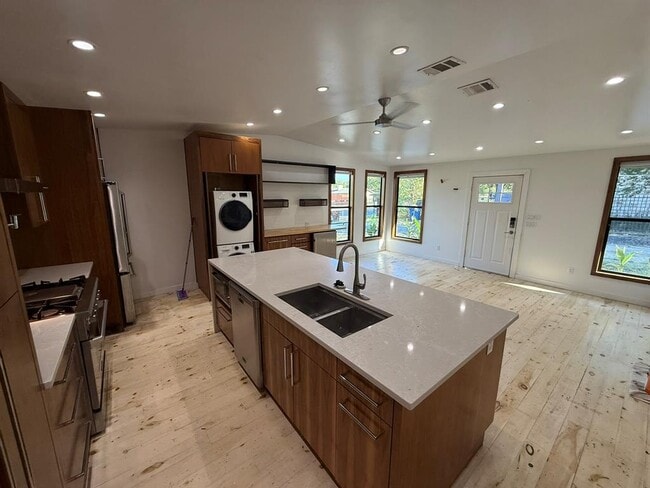 Building Photo - 5411 Manor Rd