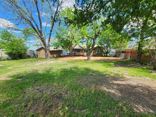 Building Photo - 3/1 Charmer in West Lampasas