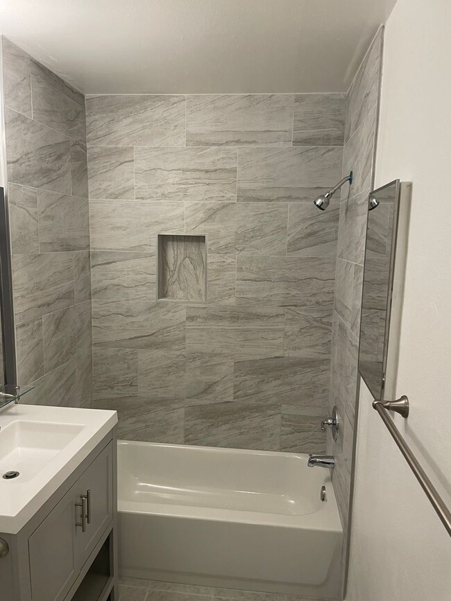 Building Photo - Newly Remodeled 2 BR Apartment in Baldwin ...