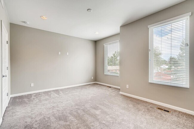Building Photo - Beautiful + Spacious 2 Bed Townhome