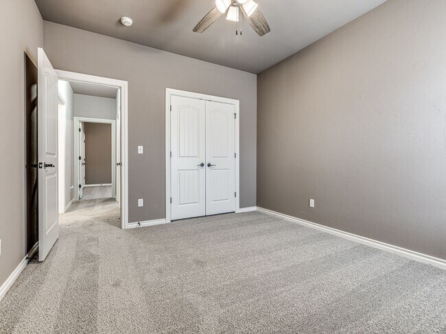 Building Photo - 3 Bedroom + Study + 3 car garage home located in the heart of Edmond!