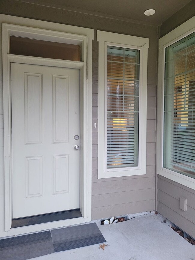 Building Photo - Beautiful Townhome in perfect location, only minutes from I-5