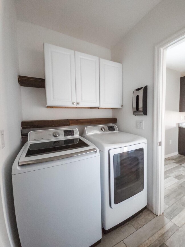 Building Photo - 185 SW Exmore Ave