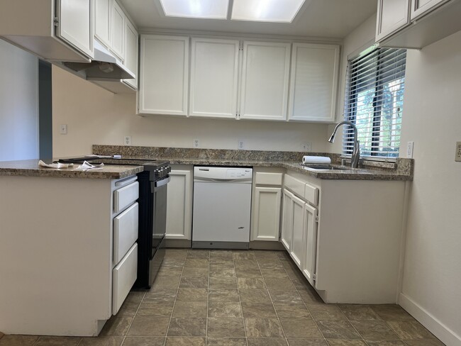 Building Photo - 800 Andrew Dr