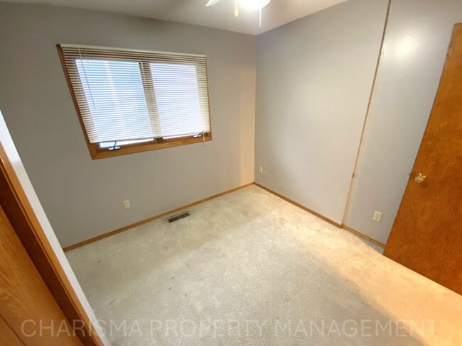 Building Photo - 4 BEDROOM, 2 BATH HOME IN EAST SIOUX FALLS! DOUBLE ATTACHED GARAGE! FENCED IN BACKYARD!