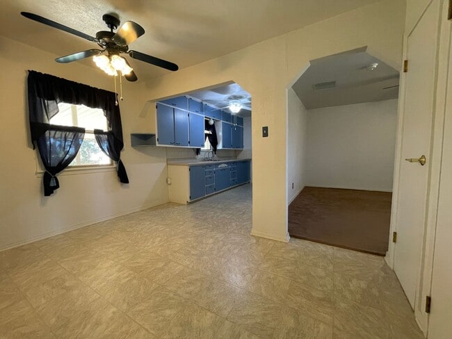 Building Photo - Eye-Catching 4-bedroom 1-bath Retreat with...