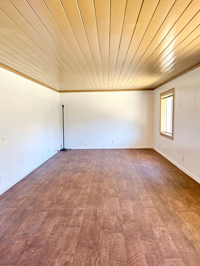 Building Photo - LARGE HOME WITH HUGE BONUS AREA