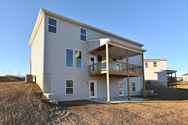 Building Photo - 3 bedroom, 2 1/2 bath duplex with a 2-Car ...