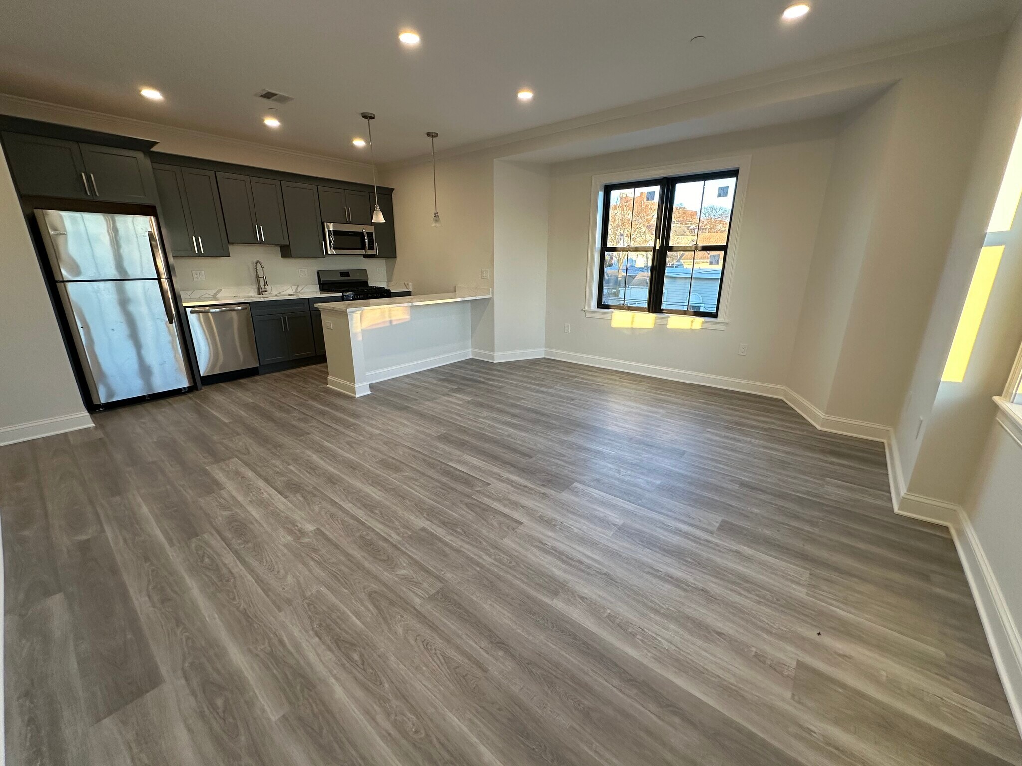 Building Photo - 48 Nichols St