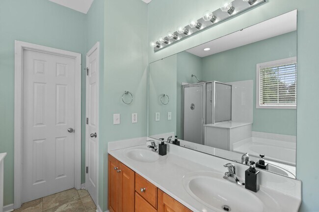 Building Photo - Gorgeous 4 Bedroom Home with Spacious Layo...