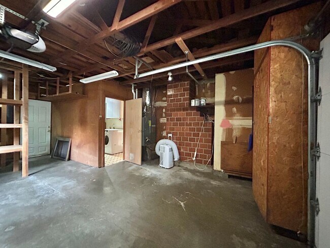 Building Photo - Tranquil Environment: 3 Bed, 1 Bath House