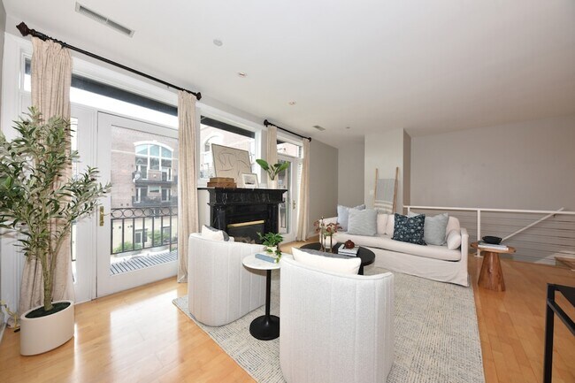 Building Photo - 1515 N Van Buren St