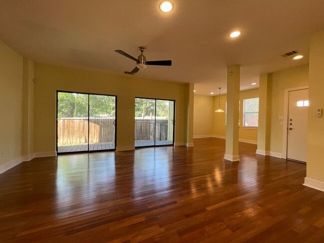 Building Photo - 5bed/3bath house in North Campus
