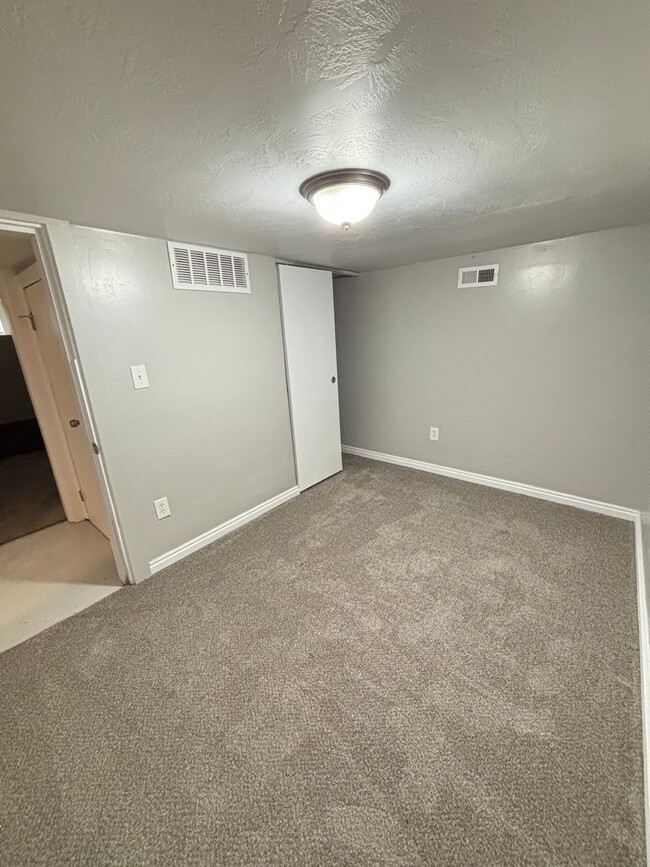 Building Photo - Rent Special: 2 Weeks Rent Free at This Be...