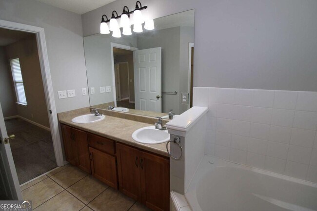 Building Photo - 150 Lake Manor Dr