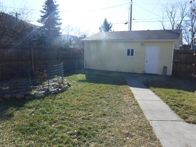 Building Photo - Rattlesnake area house