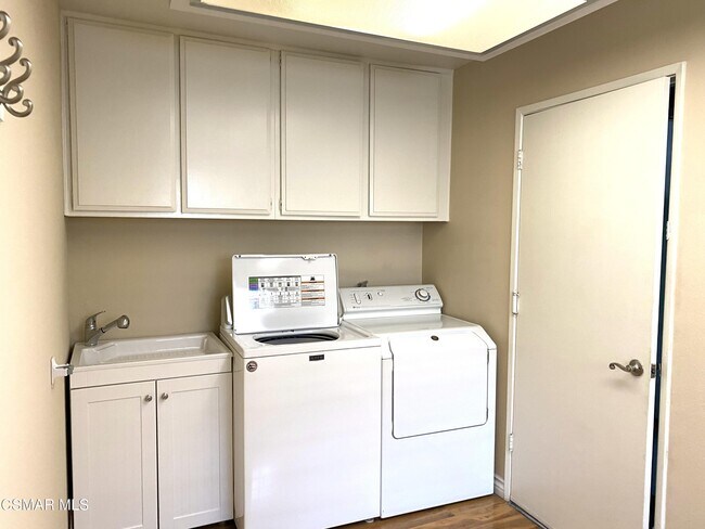 Building Photo - 850 Rim Crest Dr