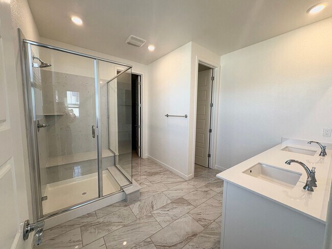 Building Photo - Beautiful 4 Bedroom 3 Full bath House with Solar in Gated Antioch Community